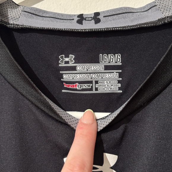 🎉4/30$🎉 Under Armour L Black Compression Sleeveless Top - Picture 2 of 5